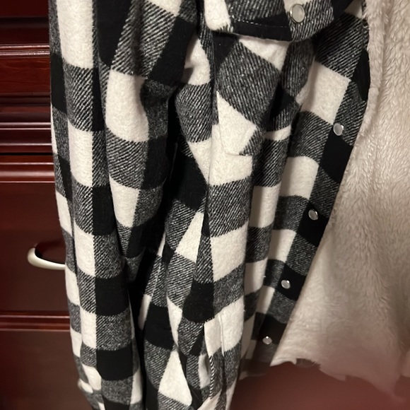 Blu Ivy white and plaid shacket, furry inside, size medium, with pockets - Picture 3 of 5